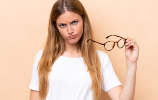 Mity o okularach – co jest prawdą, a co tylko przesądem?